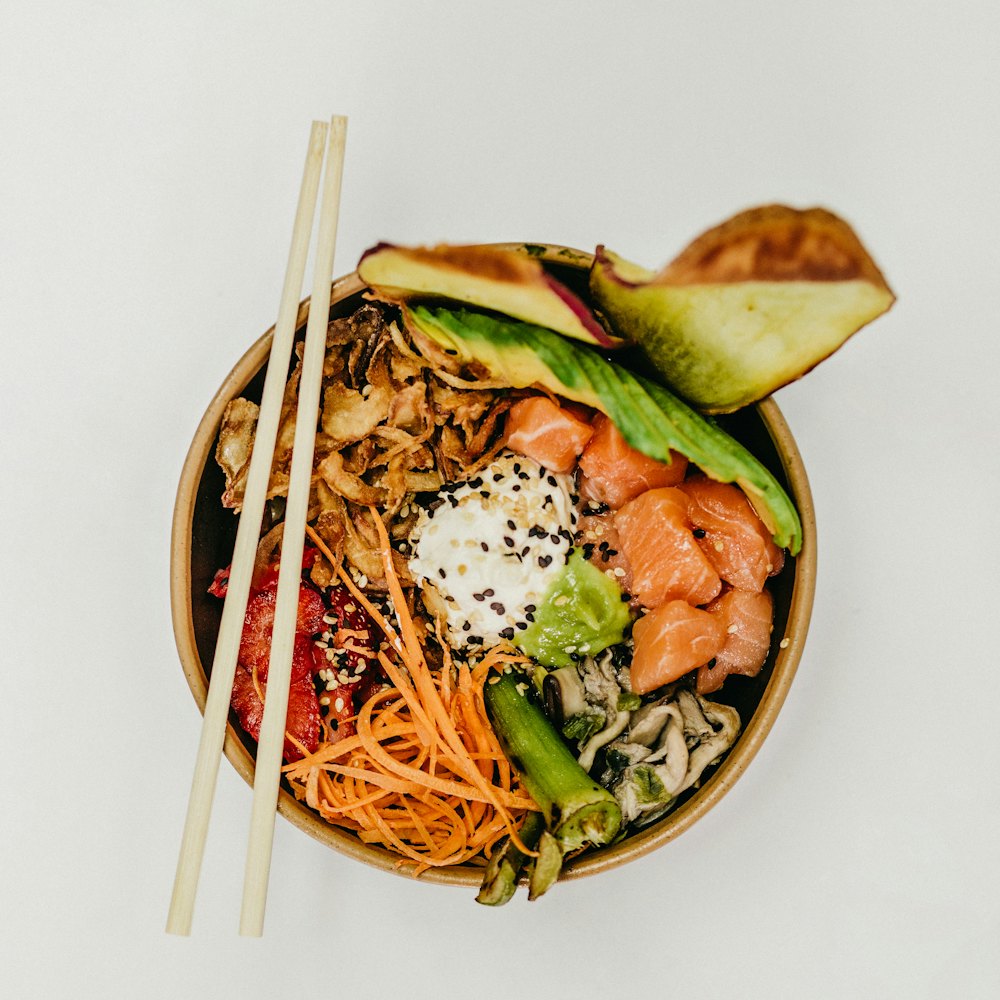 Bowl mit Thunfisch, Mango und Rucola