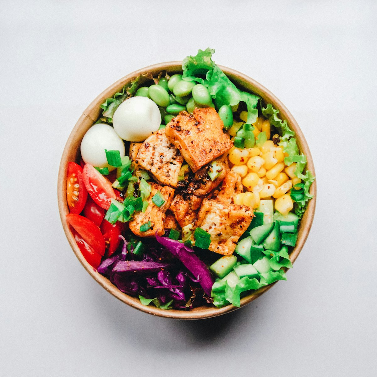 Bowl mit Hähnchen, Spinat und frischem Gemüse