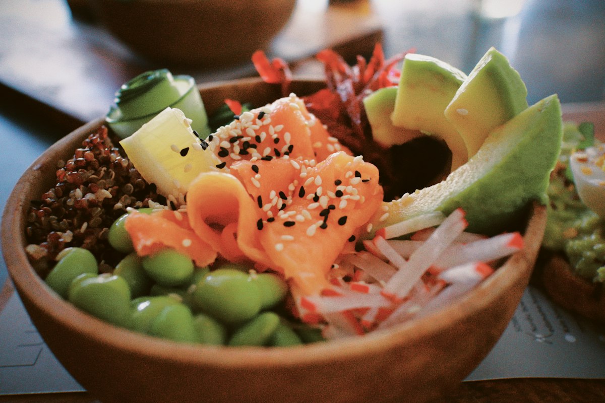 Bowl mit mariniertem Lachs, Avocado und Sushireis